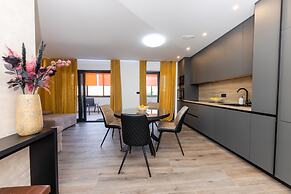 Orange Apartment - Okrug Gornji Seaside Retreat