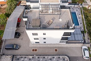 Orange Apartment - Okrug Gornji Seaside Retreat