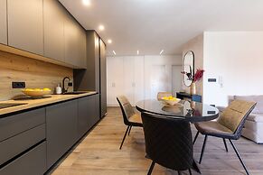 Orange Apartment - Okrug Gornji Seaside Retreat