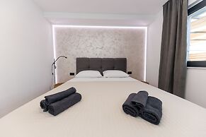 Orange Apartment - Okrug Gornji Seaside Retreat