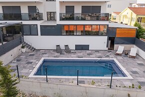 Orange Apartment - Okrug Gornji Seaside Retreat