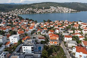 Orange Apartment - Okrug Gornji Seaside Retreat