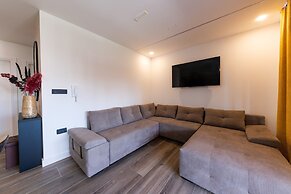 Orange Apartment - Okrug Gornji Seaside Retreat