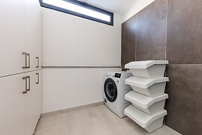 Orange Apartment - Okrug Gornji Seaside Retreat