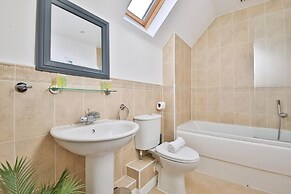 2 Bed House Near Beach with Free Parking