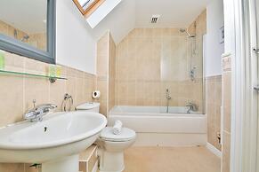 2 Bed House Near Beach with Free Parking