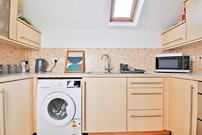 2 Bed House Near Beach with Free Parking