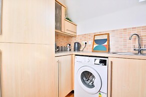 2 Bed House Near Beach with Free Parking