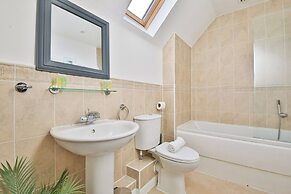 2 Bed House Near Beach with Free Parking