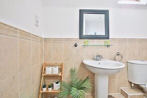 2 Bed House Near Beach with Free Parking