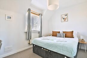 2 Bed House Near Beach with Free Parking