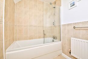 2 Bed House Near Beach with Free Parking