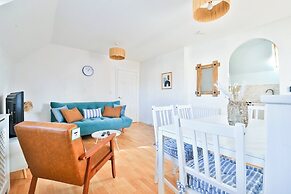 2 Bed House Near Beach with Free Parking