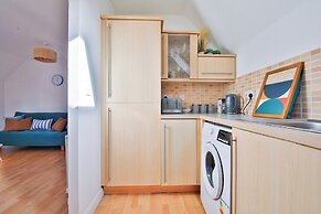 2 Bed House Near Beach with Free Parking