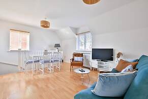 2 Bed House Near Beach with Free Parking
