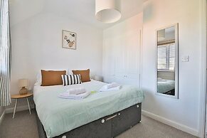 2 Bed House Near Beach with Free Parking