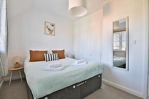 2 Bed House Near Beach with Free Parking
