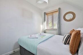 2 Bed House Near Beach with Free Parking