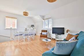 2 Bed House Near Beach with Free Parking