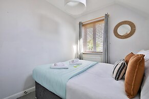 2 Bed House Near Beach with Free Parking