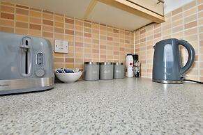 2 Bed House Near Beach with Free Parking