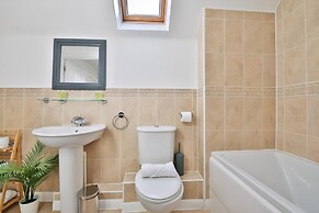 2 Bed House Near Beach with Free Parking
