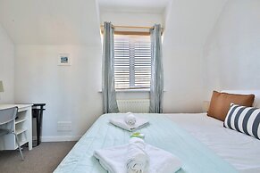 2 Bed House Near Beach with Free Parking