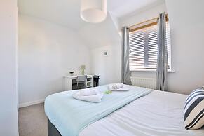 2 Bed House Near Beach with Free Parking