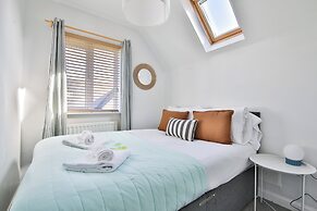 2 Bed House Near Beach with Free Parking