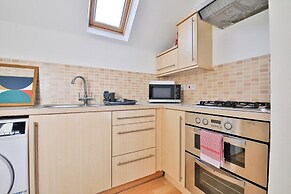 2 Bed House Near Beach with Free Parking