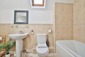 2 Bed House Near Beach with Free Parking