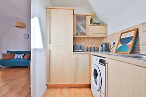 2 Bed House Near Beach with Free Parking