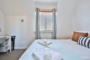 2 Bed House Near Beach with Free Parking