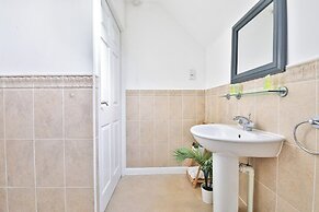 2 Bed House Near Beach with Free Parking