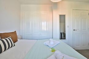 2 Bed House Near Beach with Free Parking