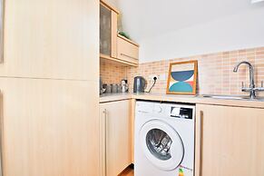 2 Bed House Near Beach with Free Parking