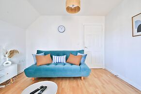 2 Bed House Near Beach with Free Parking