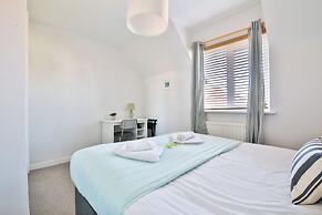 2 Bed House Near Beach with Free Parking