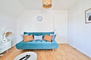 2 Bed House Near Beach with Free Parking