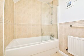 2 Bed House Near Beach with Free Parking