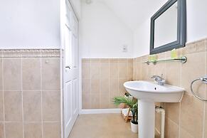 2 Bed House Near Beach with Free Parking