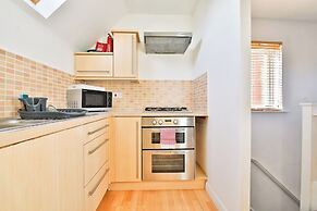 2 Bed House Near Beach with Free Parking