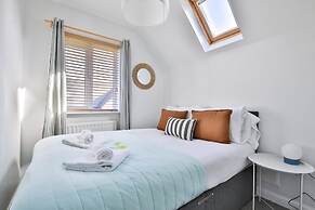 2 Bed House Near Beach with Free Parking