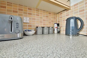 2 Bed House Near Beach with Free Parking