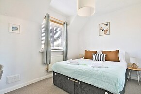 2 Bed House Near Beach with Free Parking