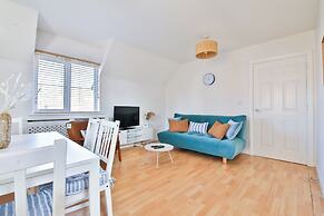 2 Bed House Near Beach with Free Parking