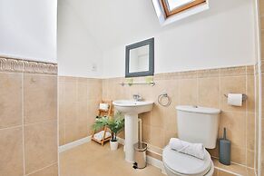 2 Bed House Near Beach with Free Parking