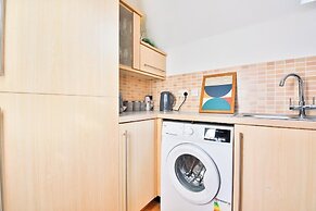 2 Bed House Near Beach with Free Parking