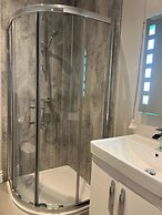 Fitzroy Avenue Apartment Accommodate up to 5guests