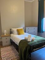 Fitzroy Avenue Apartment Accommodate up to 5guests